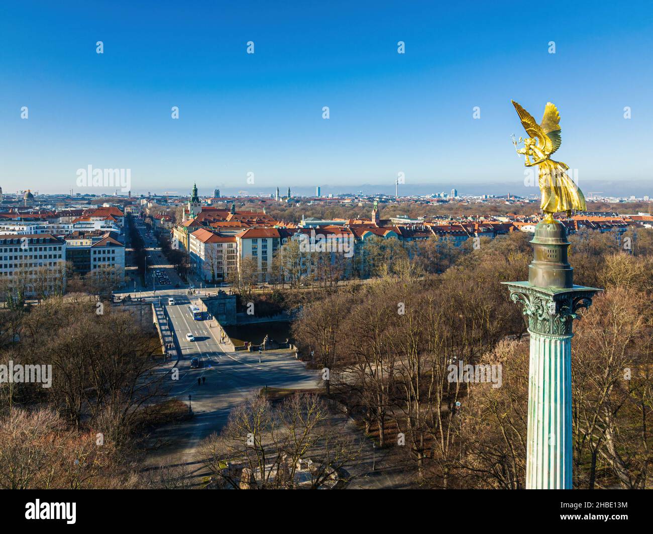 Das Friedensengel mit Blick auf München. Stockfoto