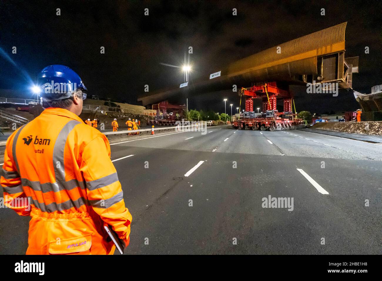 Neue Brücke wird über M8 in Glasgow bei Nacht gebaut und installiert Stockfoto