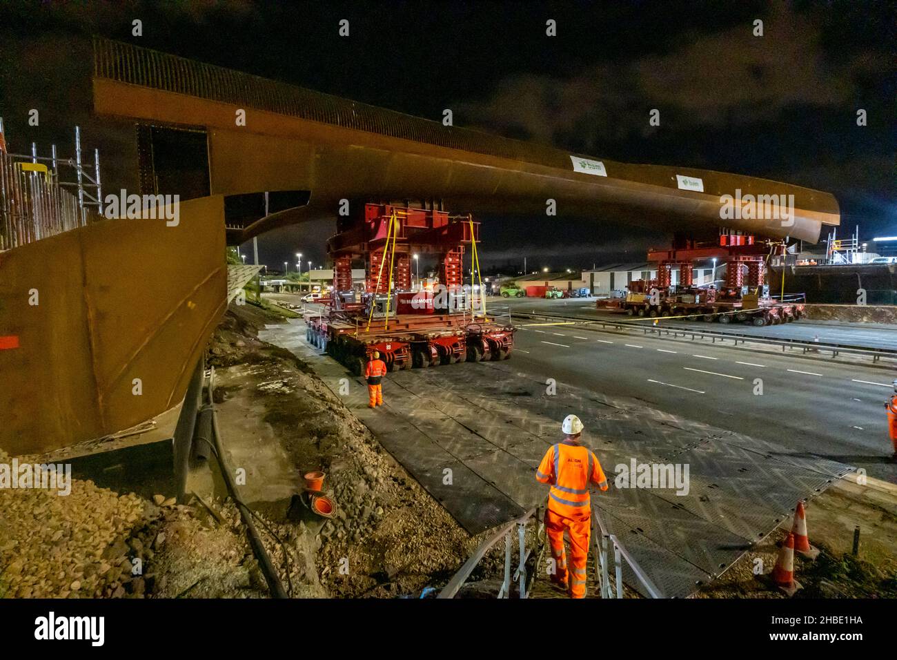Neue Brücke wird über M8 in Glasgow bei Nacht gebaut und installiert Stockfoto