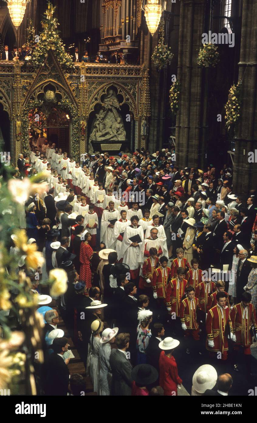 Königliche Hochzeit von Prinz Andrew und Sarah Ferguson 23. Juli 1986 Chörner kommen in Westminster Abbey an Stockfoto