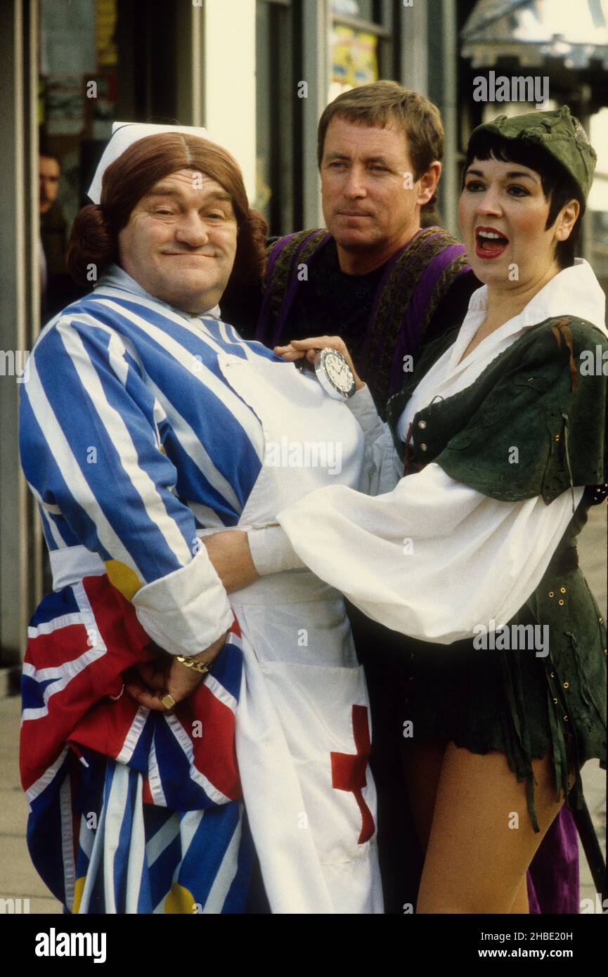 Comedian Les Dawson, John Nettles und Ruth Madoc in Pantomime Dezember 1986 Stockfoto