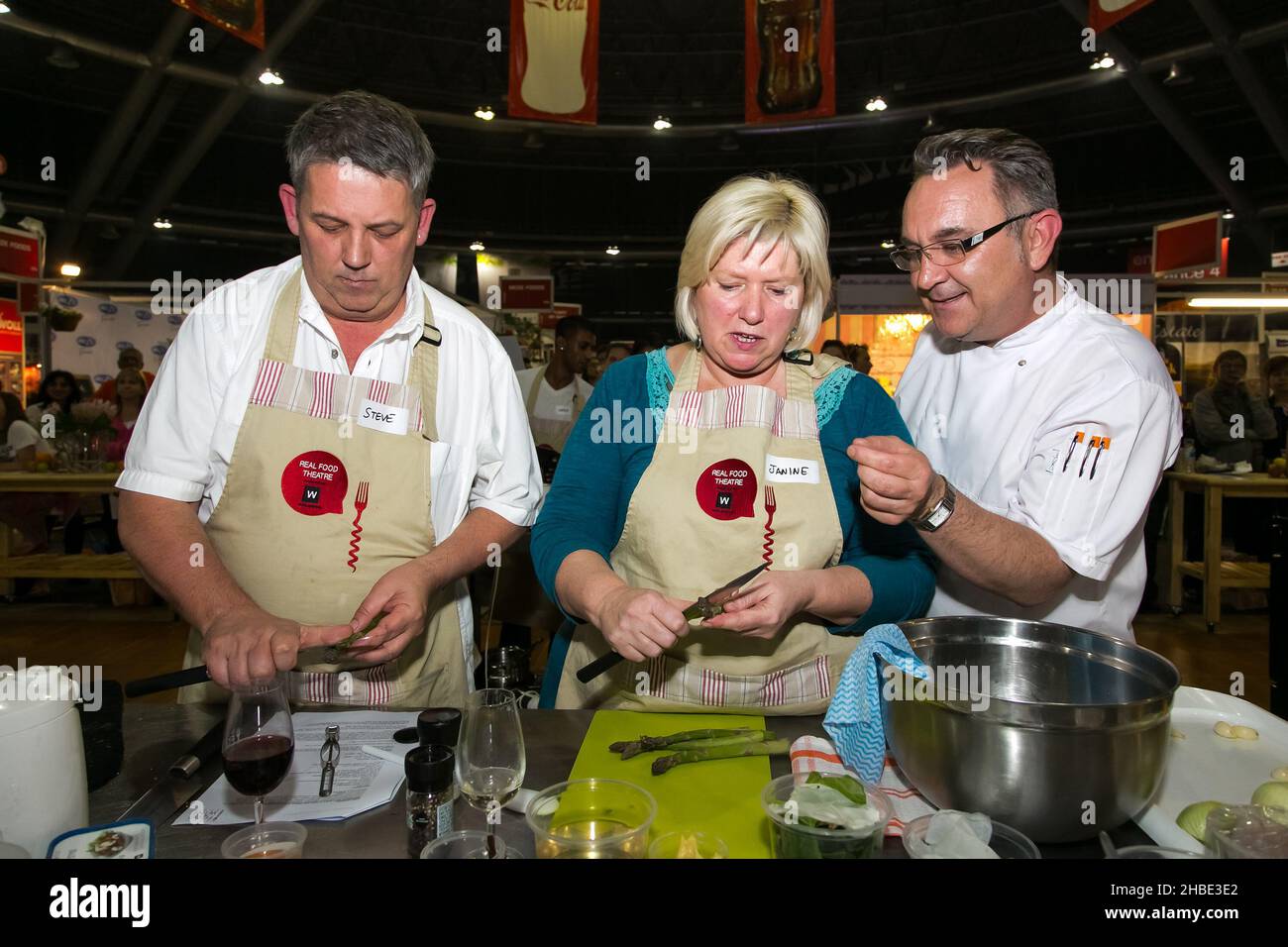 JOHANNESBURG, SÜDAFRIKA - 15. Oktober 2021: Erwachsene kochen auf der Food and Wine Expo in Johannesburg, Südafrika Stockfoto