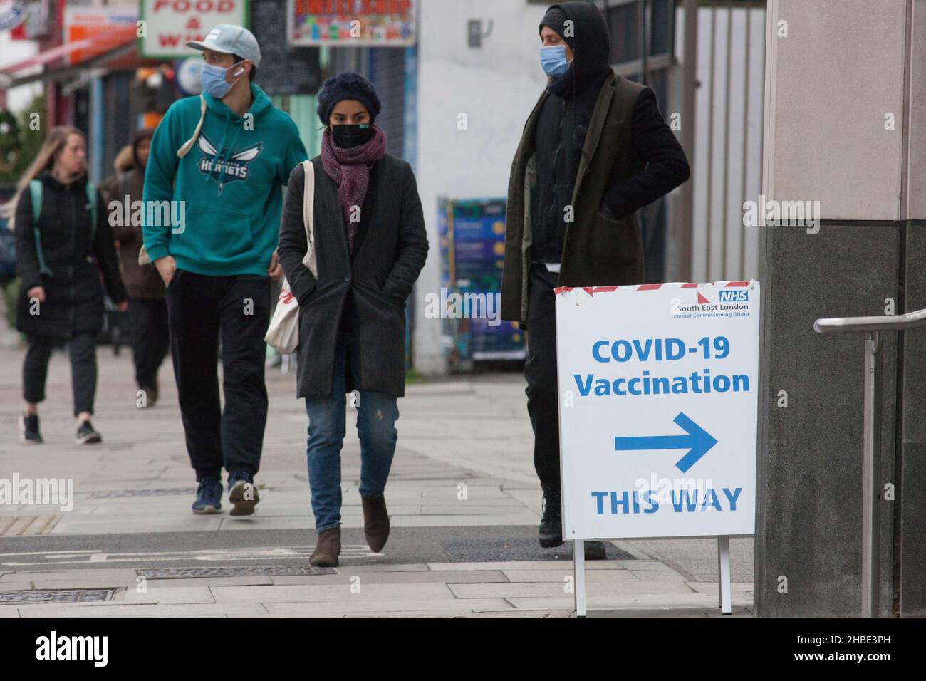 London, Großbritannien, 19. Dezember 2021: Ein Schild weist die Menschen zu einem Pop-up-Impfzentrum im Lambeth Civic Center in Brixton. Vielleicht weiß ich nicht, dass es am Sonntag geöffnet ist, es gab keine Leute, die Schlange zu stehen, obwohl die Schlangen schon lange früher in der Woche waren. Anna Watson/Alamy Live News Stockfoto