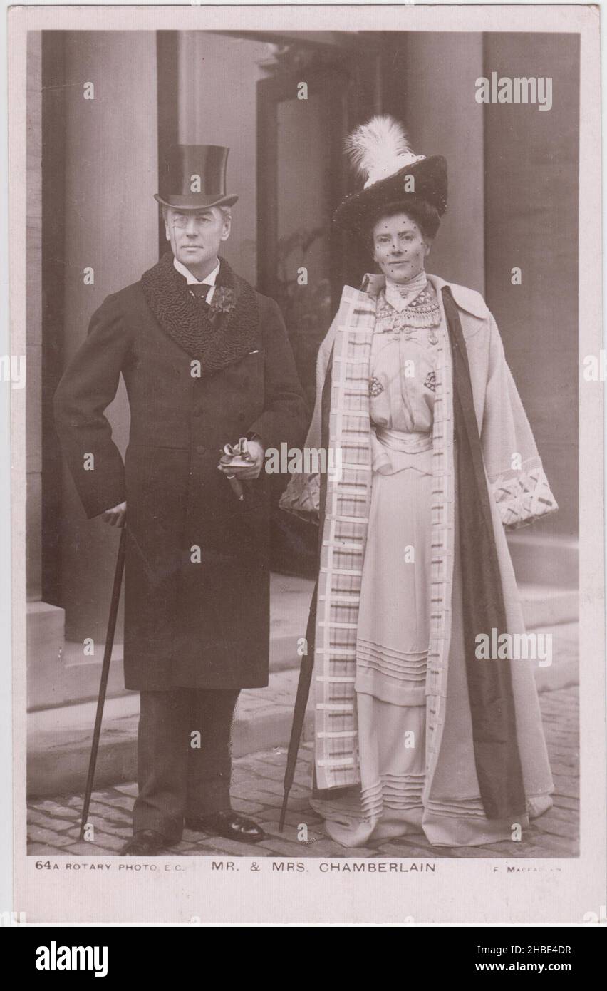 Fotografisches Porträt von Joseph Chamberlain und seiner dritten Frau Mary Crowninshield Chamberlain (geb. Endicott). Beide stehen elegant gekleidet vor einem Gebäude Stockfoto