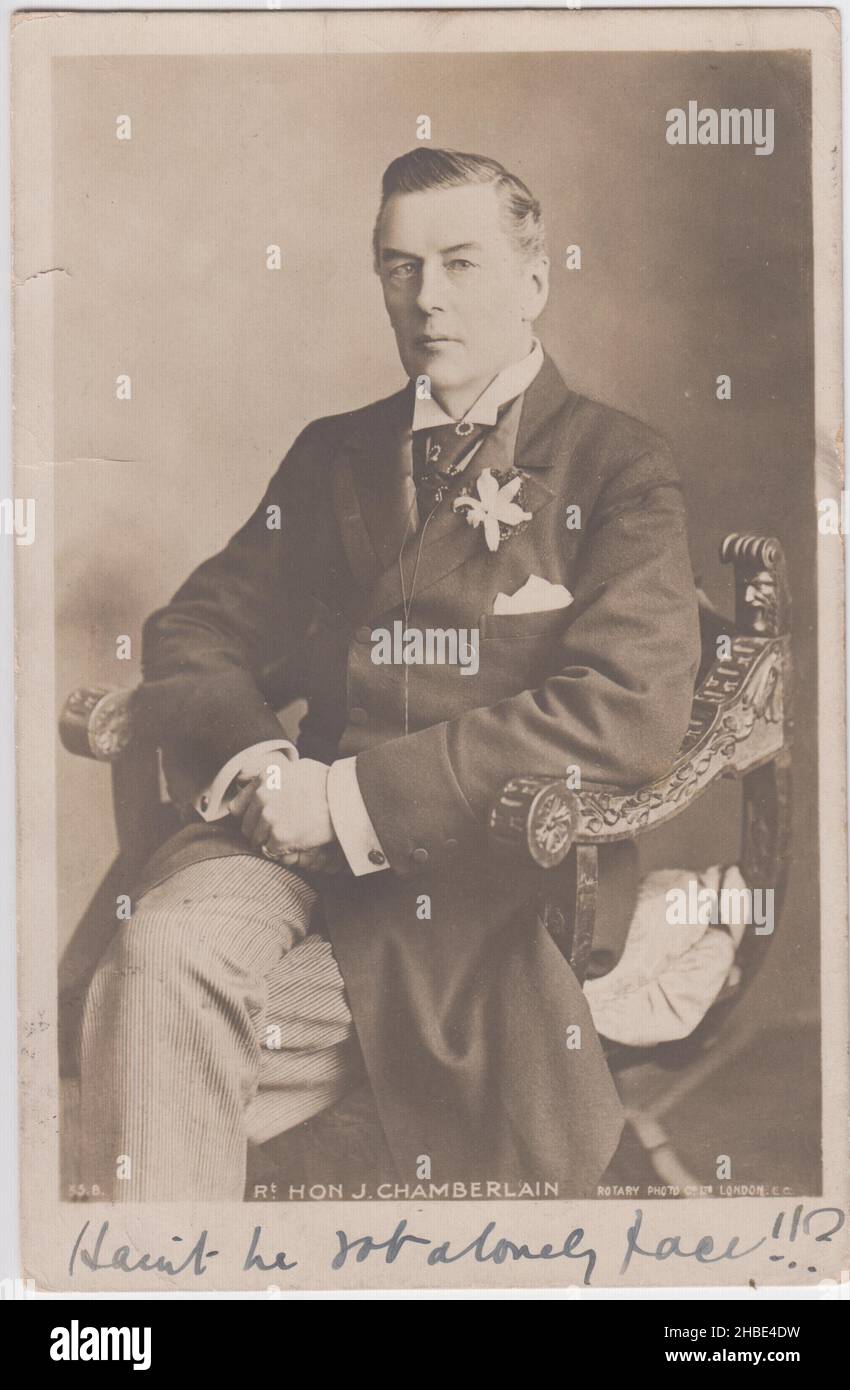 Fotografisches Porträt von Joseph Chamberlain, Politiker in Birmingham. Chamberlain sitzt auf einem prunkvollen Stuhl und trägt ein Monocle. Er hat eine Orchidee in seinem Knopfloch. Stockfoto