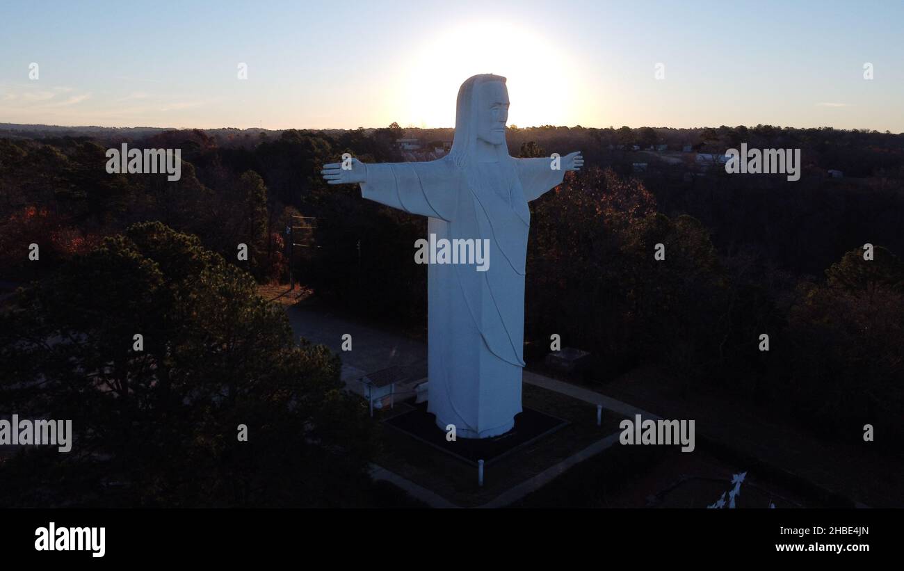 Luftaufnahme der Statue von Christ of the Ozarks mit einem Sonnenschein in der Nähe von Eureka Springs, AR bei Sonnenaufgang mit Winterlaub, November 2021. Stockfoto