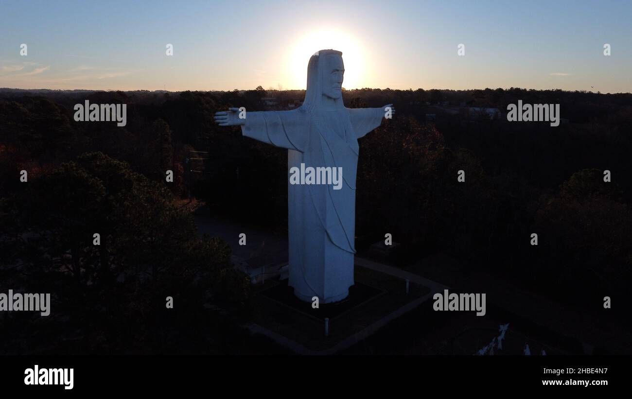 Luftaufnahme der Statue von Christ of the Ozarks mit einem Sonnenschein in der Nähe von Eureka Springs, AR bei Sonnenaufgang mit Winterlaub, November 2021. Stockfoto