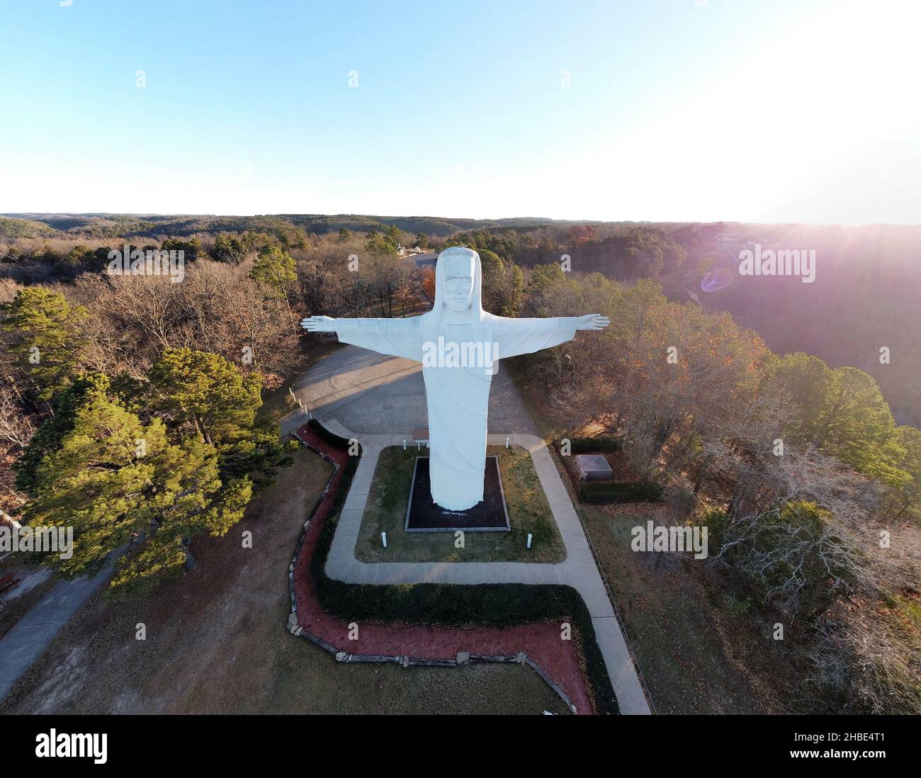 Luftaufnahme, Weitwinkel-Panoramablick auf die Statue von Christ of the Ozarks in der Nähe von Eureka Springs, AR bei Sonnenaufgang mit Winterlaub, November 2021. Stockfoto
