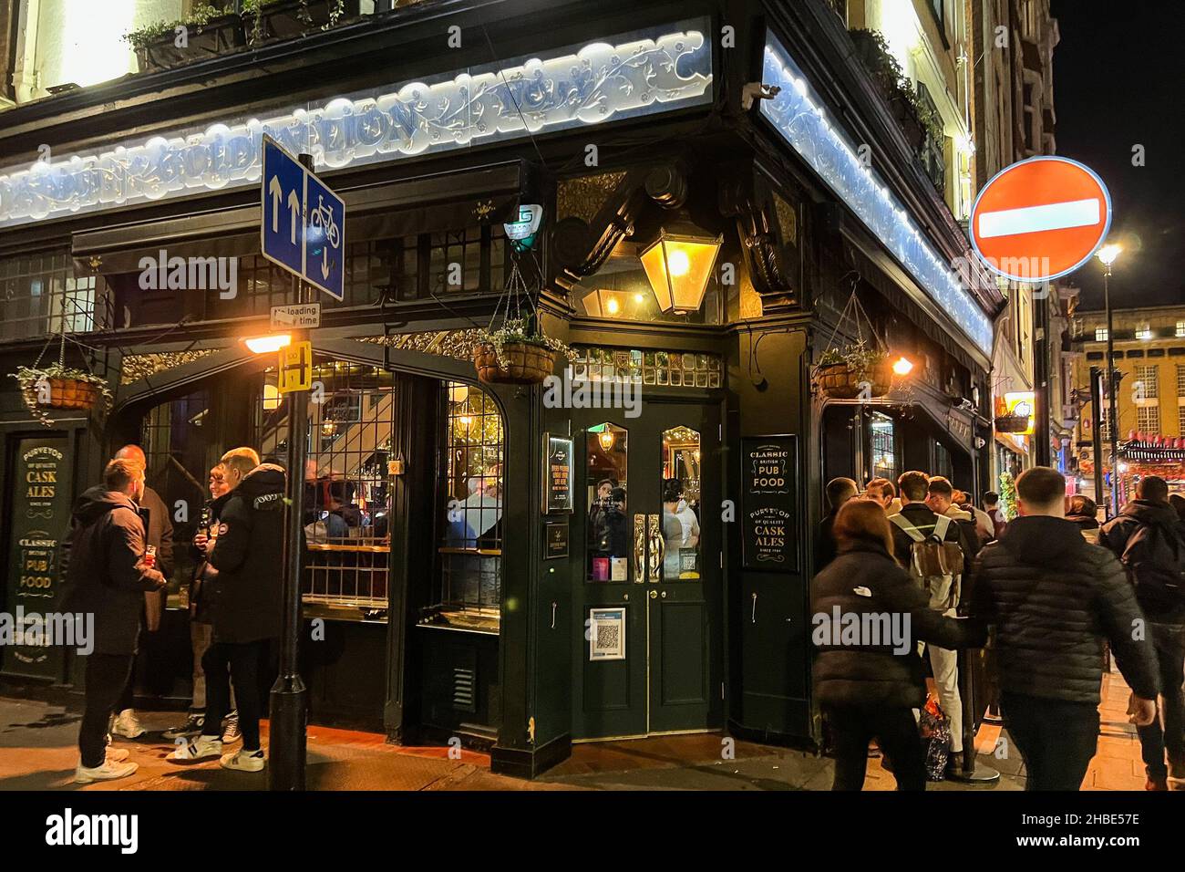 London, Großbritannien. 10th Dez 2021. 10. Dezember 2021 The Crown & Two Chairmen Pub in der Dean Street in Soho im Zentrum von London. Nach Angaben der British Beer & Pub Association hat seit 2000 fast jeder vierte Pub geschlossen, und laut Nachrichtenberichten hat Großbritannien seit März 2020, als die COVID-Pandemie begann, mehr als 3.000 Pubs und Bars verloren. (Foto von Samuel Rigelhaupt/Sipa USA) Quelle: SIPA USA/Alamy Live News Stockfoto