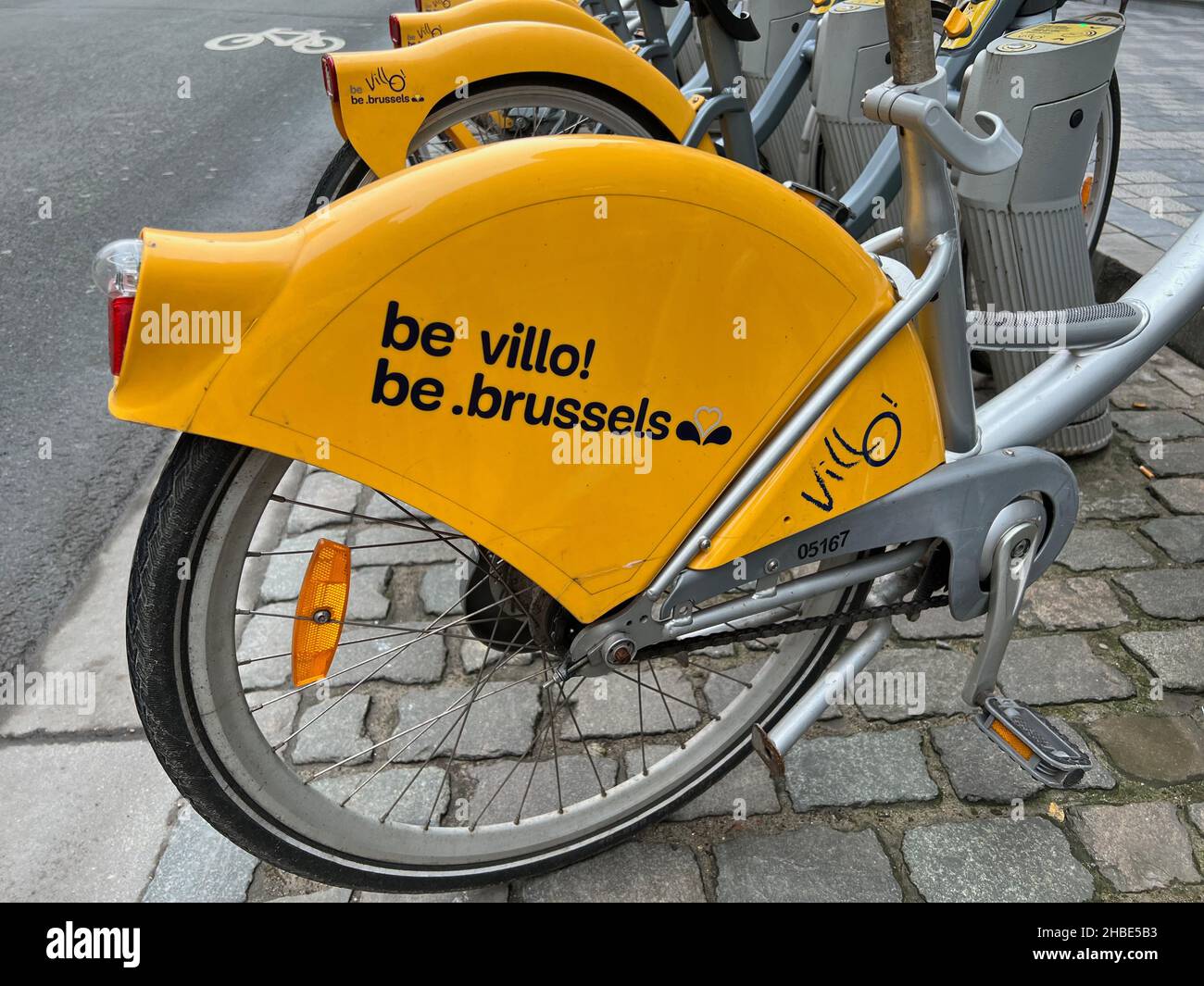 Brüssel, Belgien. 13th Dez 2021. Die Fahrräder werden am 13. Dezember 2021 in einem Fahrradverleihschrank in der Rue Dansaert im Zentrum von Brüssel, Belgien, geparkt. (Foto von Samuel Rigelhaupt/Sipa USA ) Quelle: SIPA USA/Alamy Live News Stockfoto