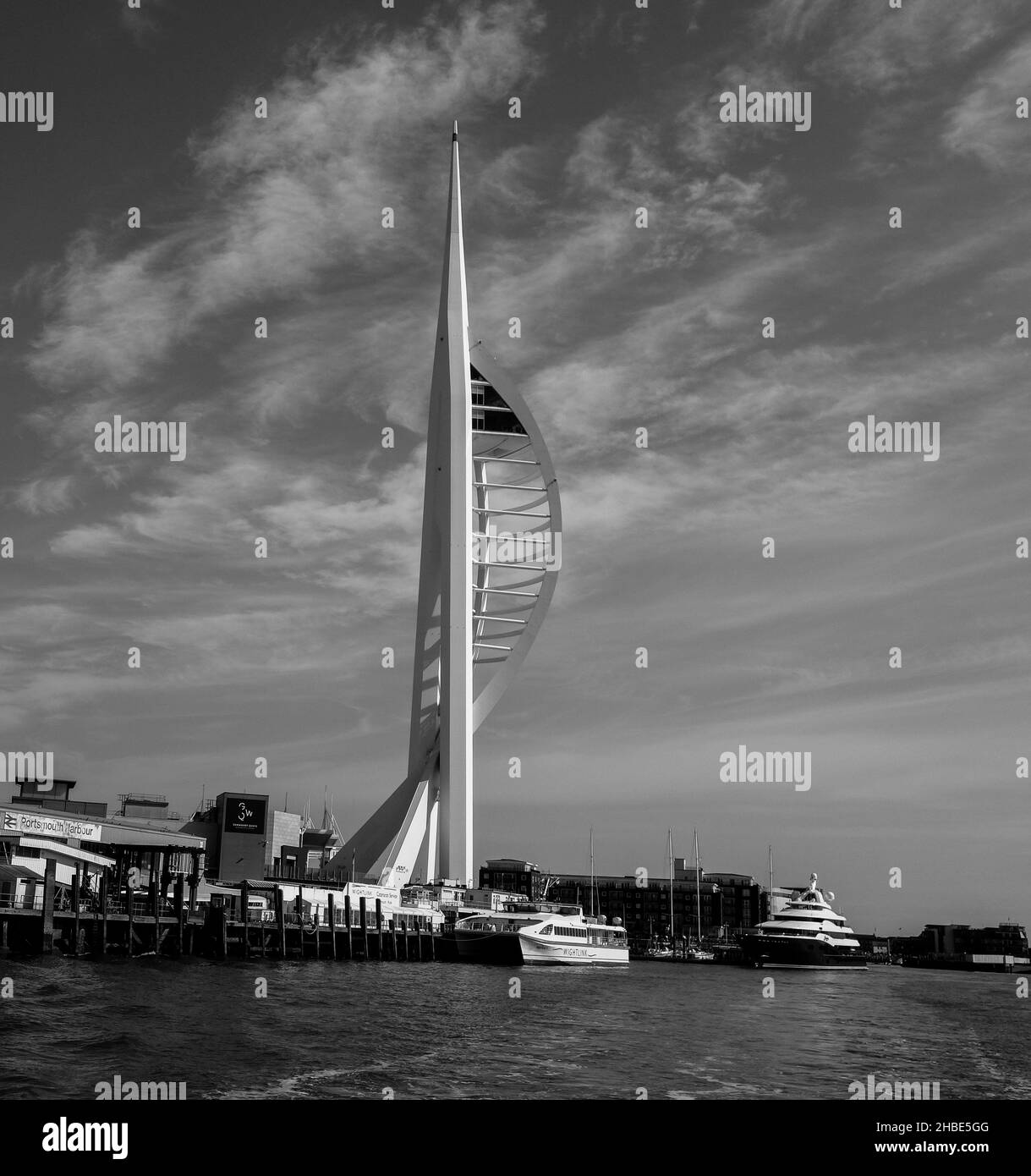 Der Spinnaker Tower ist ein 170 Meter (560 Fuß) großer Aussichtsturm in Portsmouth, England. Es ist das Herzstück der Sanierung von Portsmou Stockfoto