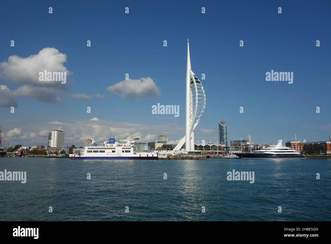 Der Spinnaker Tower ist ein 170 Meter (560 Fuß) großer Aussichtsturm in Portsmouth, England. Es ist das Herzstück der Sanierung von Portsmou Stockfoto