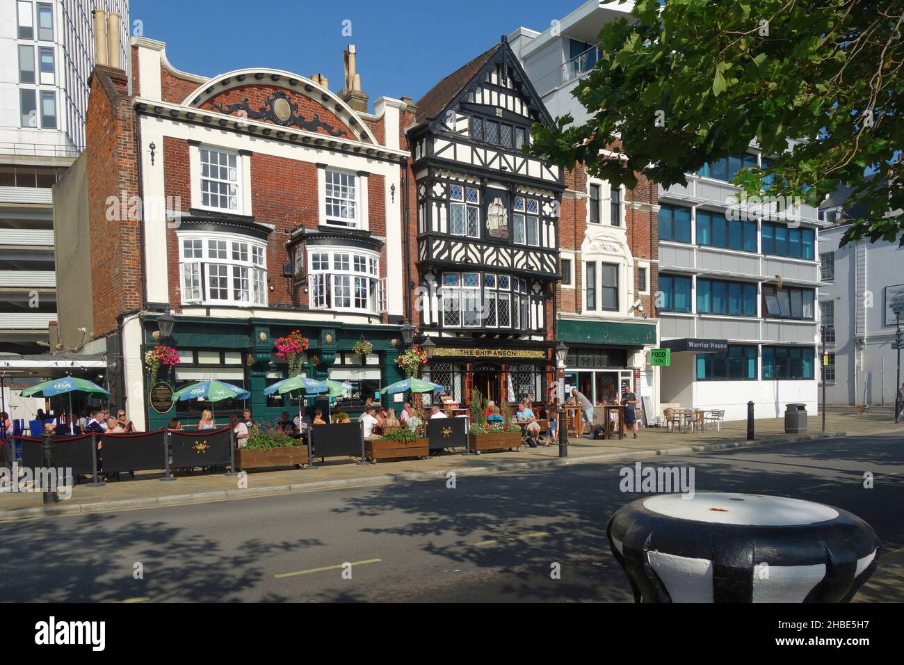Kunden trinken draußen an einem Sommertag im „ Ship Anson “ Public House Portsmouth , Stockfoto