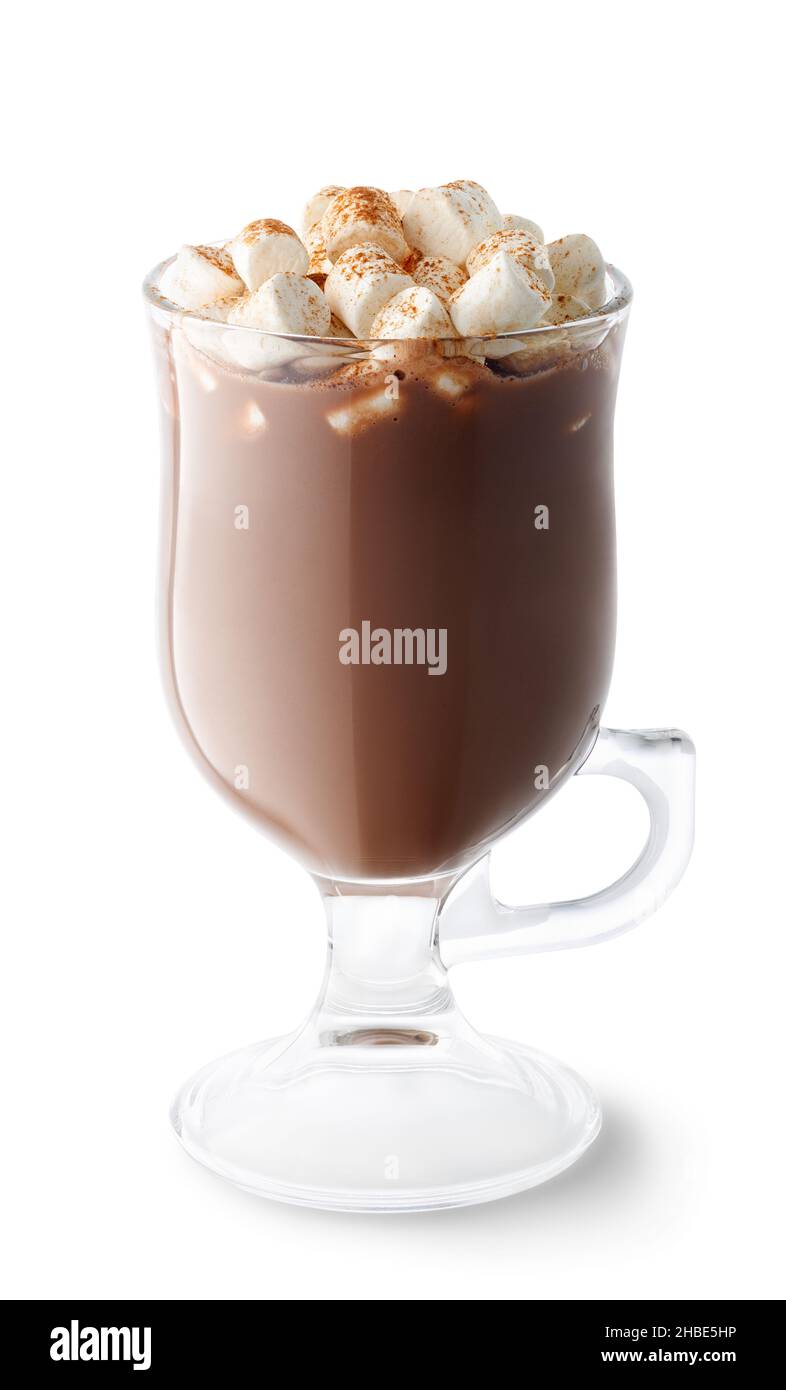 Heiße Schokolade mit Marschmalchen in Glasbecher isoliert auf weiß Stockfoto