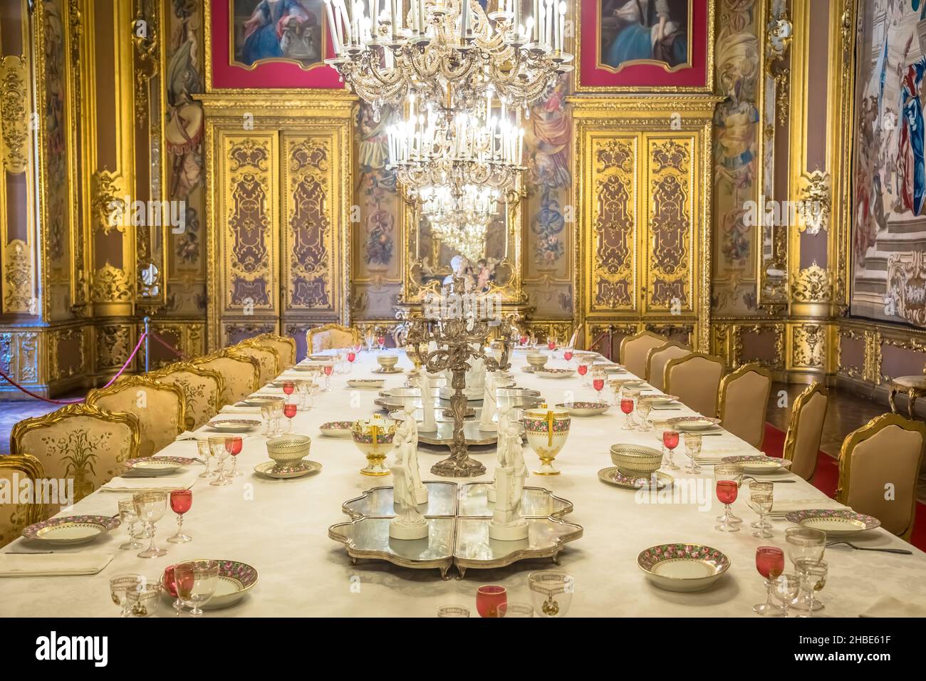 VENARIA REALE, ITALIEN - CA. AUGUST 2020: Luxuriöser Speisesaal im Barockstil mit Galadinner-Tisch-Setting Stockfoto