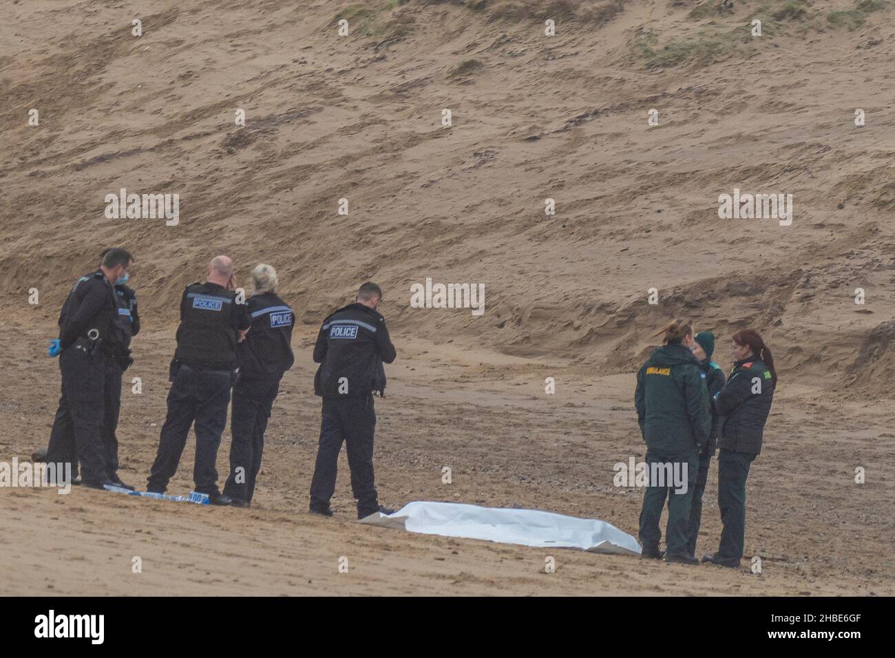 Polizei- und Krankenwagenpersonal standen am 19th. dezember 2021 an einem Strand in saltburn, North yorkshire, großbritannien, um eine Leiche herum, die angespült wurde Stockfoto