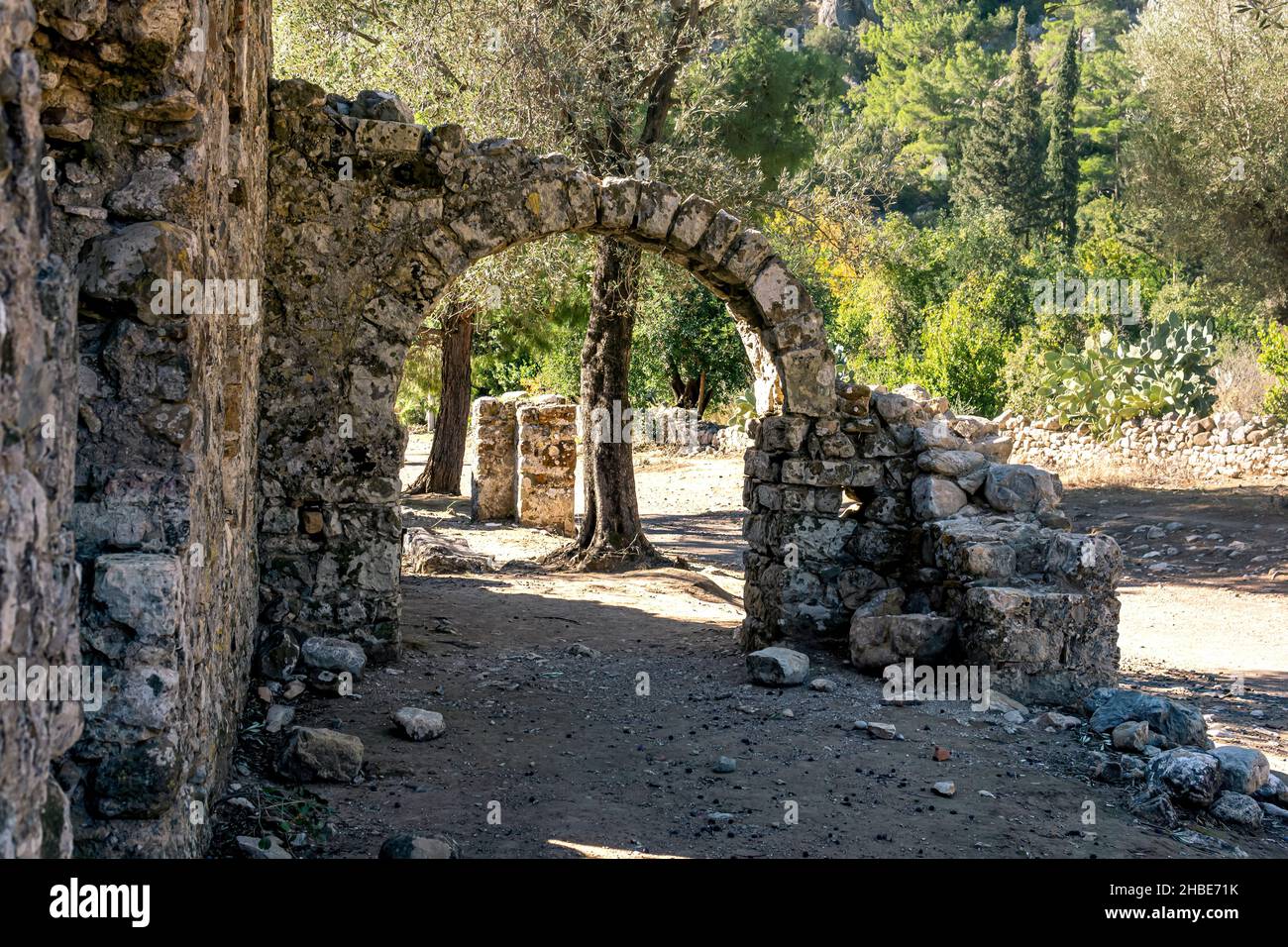 Erhaltener alter Bogen in den Ruinen der antiken Stadt Olympos in der Türkei Stockfoto