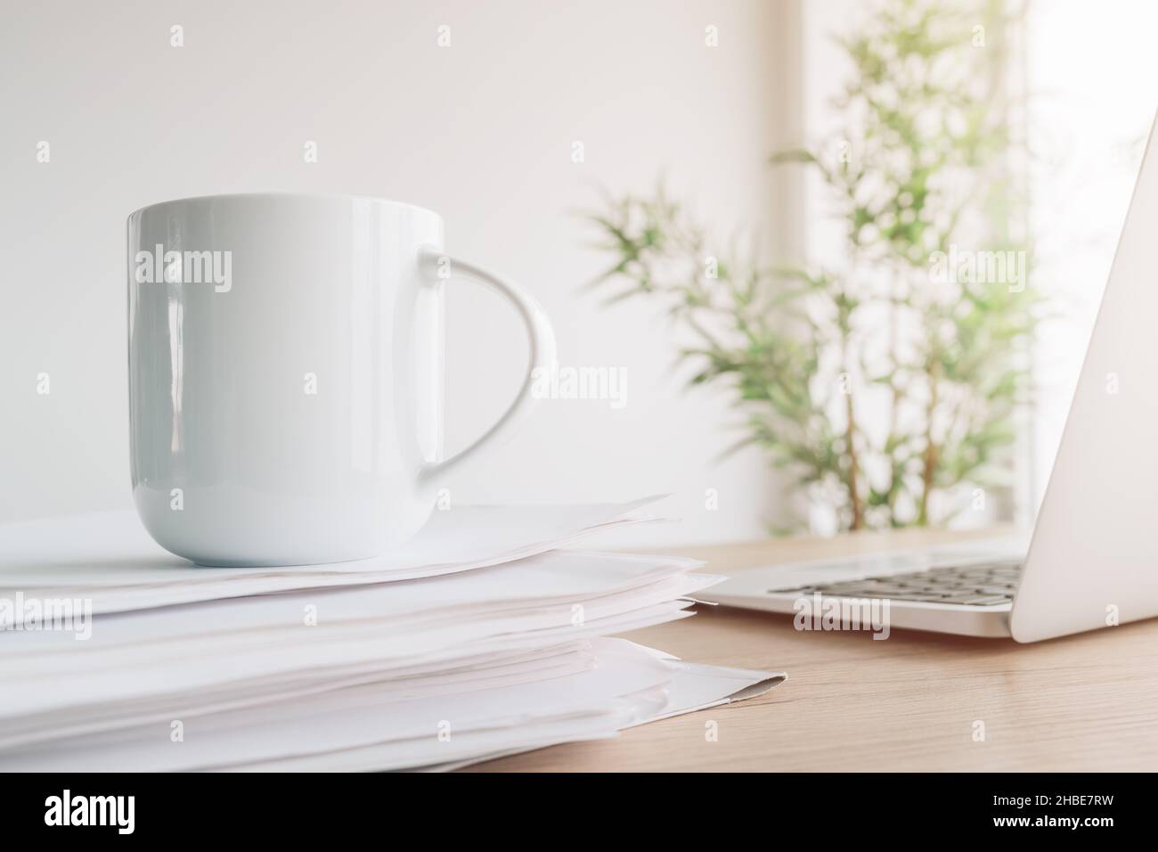 Kaffee und Bürounterlagen, eine Nahaufnahme der Tasse über Formularen und Rechnungen im Geschäftsbüro Stockfoto