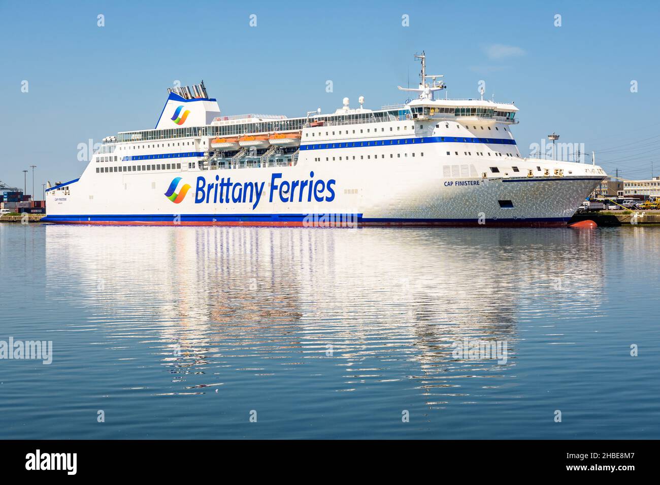 Die Fähre Cap Finistere der Brittany Ferries legt im Hafen von Le Havre an. Stockfoto