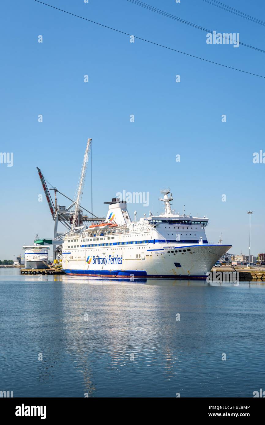 Im Hafen von Le Havre vertäuten zwei Fährschiffe der Brittany Ferries. Stockfoto