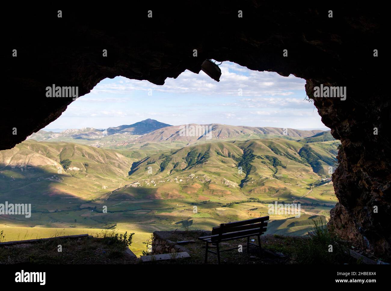 Blick auf die Berge vom Inneren der Höhle Stockfoto
