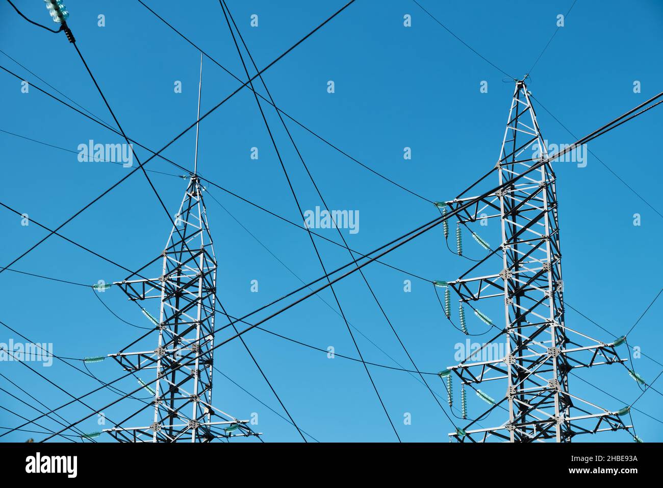 Hochspannungsleitung gegen blauen Himmel Stockfoto