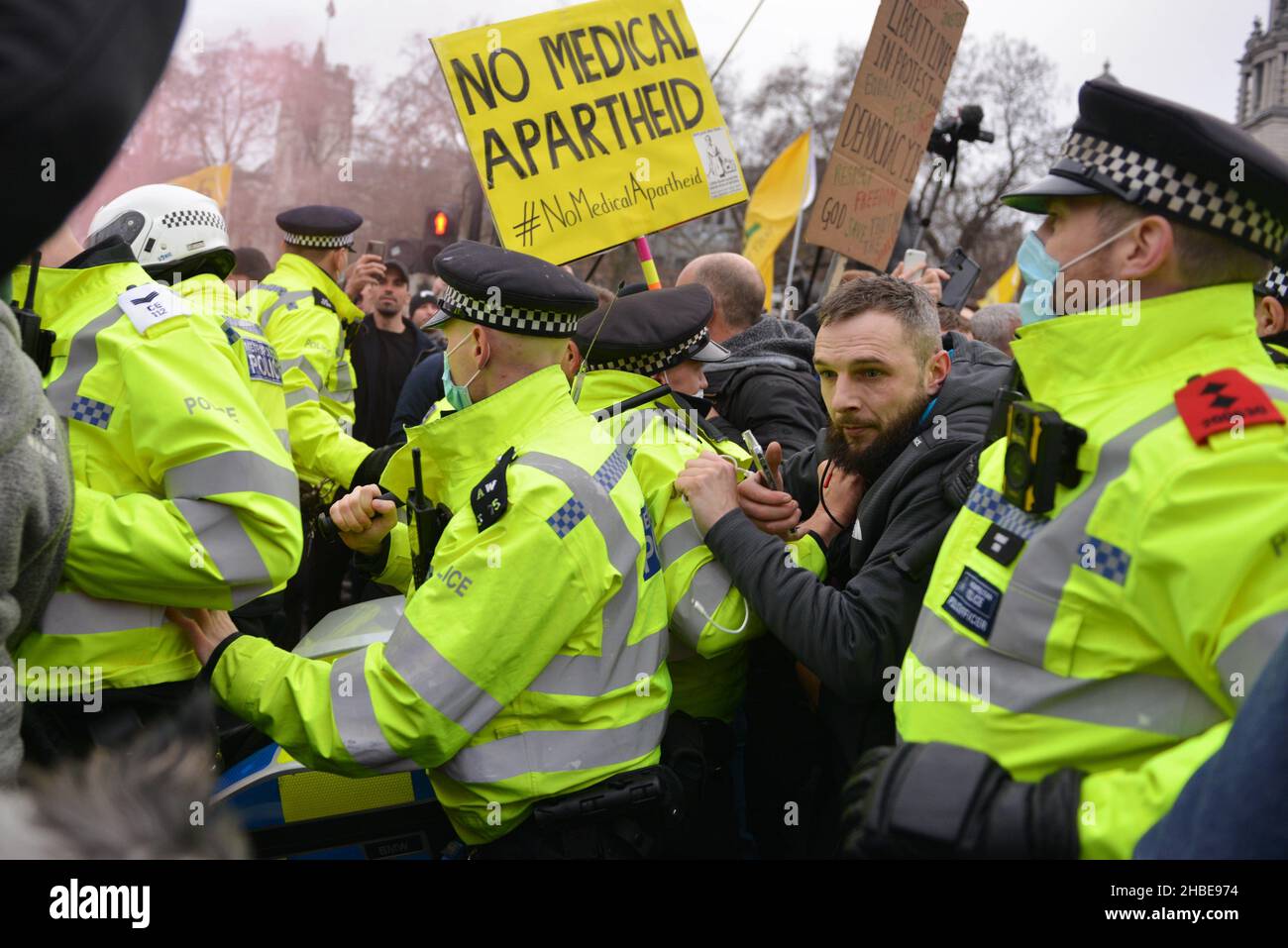 Während der Demonstration wurde von der Polizei mit Demonstranten gerutscht, die versuchten, eine Blockade der Straße zu verhindern. Anti-Impfstoff- und Anti-Impfstoff-Pass-Demonstranten schlossen sich Gegnern der Covid 19-Beschränkungen an, versammelten sich am Parliament Square und marschierten durch das Zentrum Londons. Stockfoto