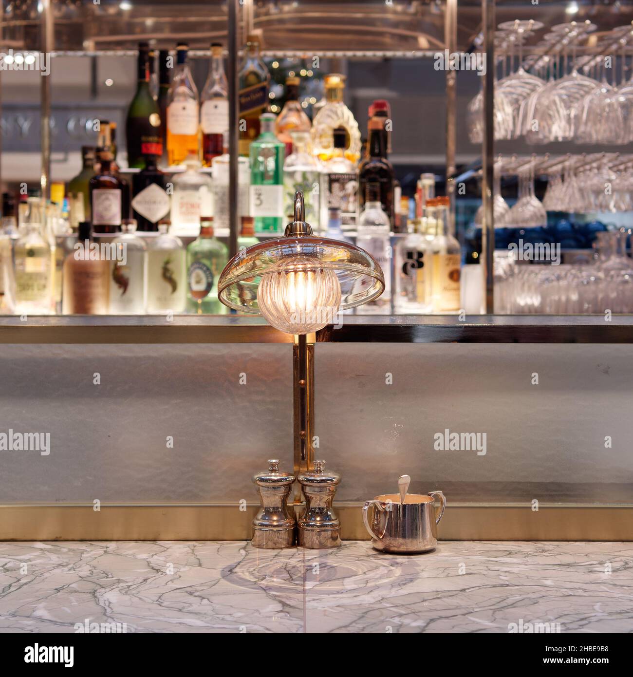 Nahaufnahme einer Lampe an der Bar Fortnum and Mason Bar und Restaurant in der Royal Exchange, London. Stockfoto Nahaufnahme einer Lampe an der Bar Fortnum and Mason Bar und Restaurant in der Royal Exchange, London. Stockfoto