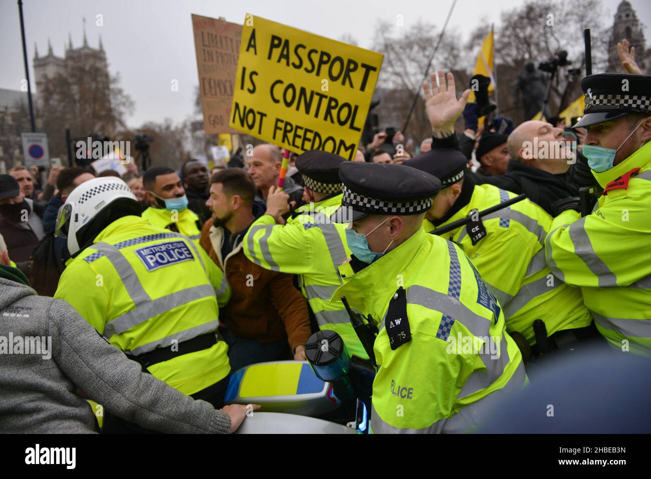 Während der Demonstration wurde von der Polizei mit Demonstranten gerutscht, die versuchten, eine Blockade der Straße zu verhindern. Anti-Impfstoff- und Anti-Impfstoff-Pass-Demonstranten schlossen sich Gegnern der Covid 19-Beschränkungen an, versammelten sich am Parliament Square und marschierten durch das Zentrum Londons. Stockfoto