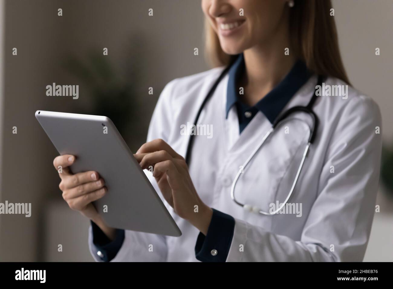 Glückliche Ärztin behandelnde Ärztin, die elektronische Verschreibung auf dem Touchpad macht Stockfoto