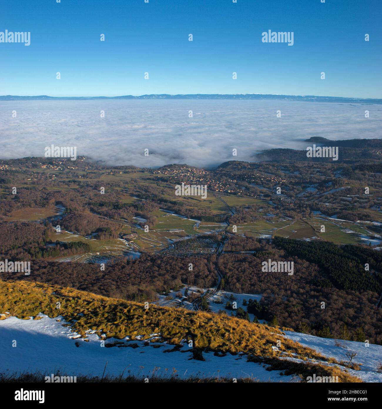 Sea ​​of ​​clouds an der Vulkankette der Auvergne in Puy-de-Dome im Winter Stockfoto
