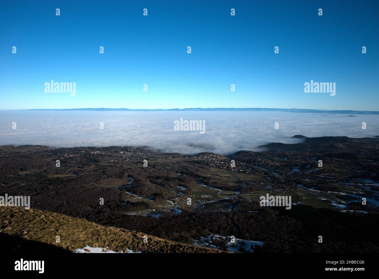 Sea ​​of ​​clouds an der Vulkankette der Auvergne in Puy-de-Dome im Winter Stockfoto