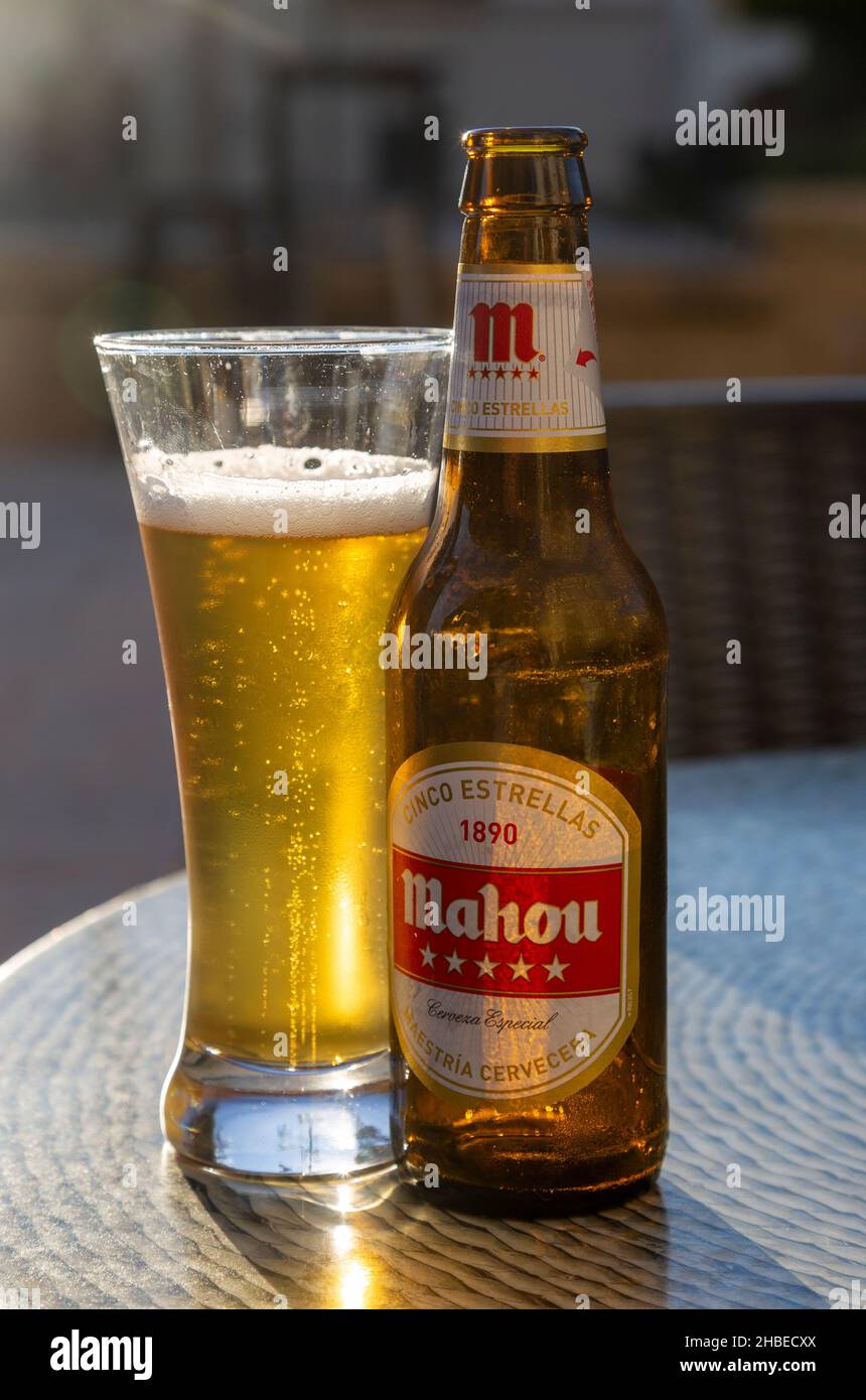 Glas und Flasche Mahou Cinco Estrellas 1890 cerveza, besonderes Bier, Maestria Cervecera, Spanien Stockfoto