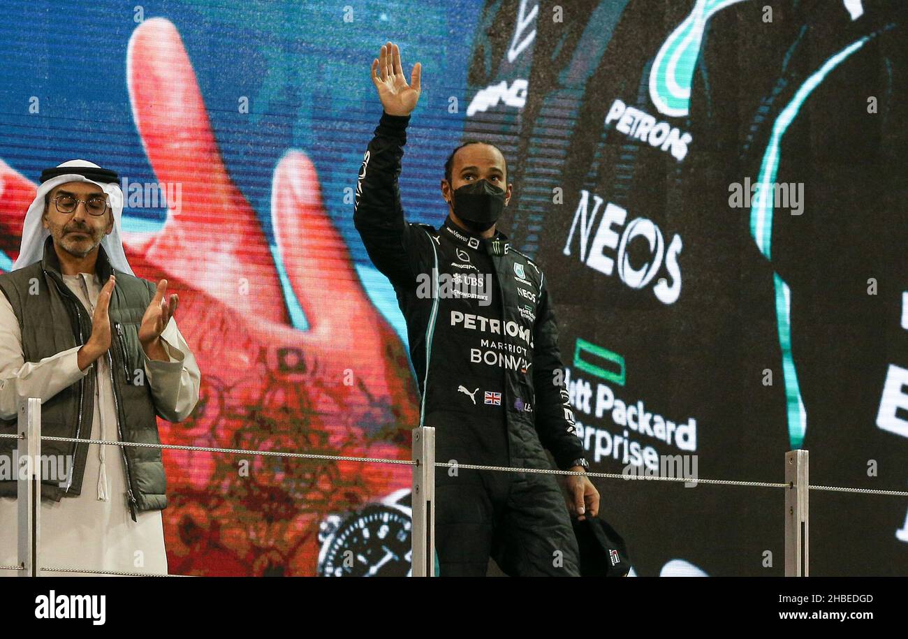 Yas Marina Circuit, Yas Island, 12. Dezember 2021 Lewis Hamilton (GBR), Mercedes AMG Petronas W12 begrüßt die Fans auf dem Podium während der FORMEL 1 ETIHAD AIRWAYS ABU DHABI GRAND PRIX 2021 Vereinigte Arabische Emirate Phil Duncan Stockfoto