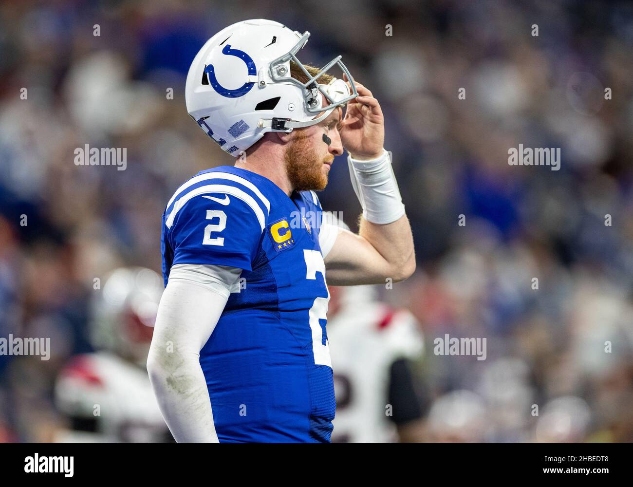 18. Dezember 2021: Indianapolis Colts Quarterback Carson Wentz (2) während des NFL-Fußballspiels zwischen den New England Patriots und den Indianapolis Colts im Lucas Oil Stadium in Indianapolis, Indiana. Indianapolis besiegte Neuengland 27-17. John Mersits/CSM. Stockfoto