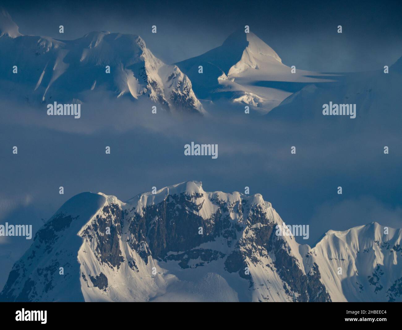 Atemberaubende Aussicht auf hohe eisbedeckte Berge entlang der Antarktischen Halbinsel Stockfoto