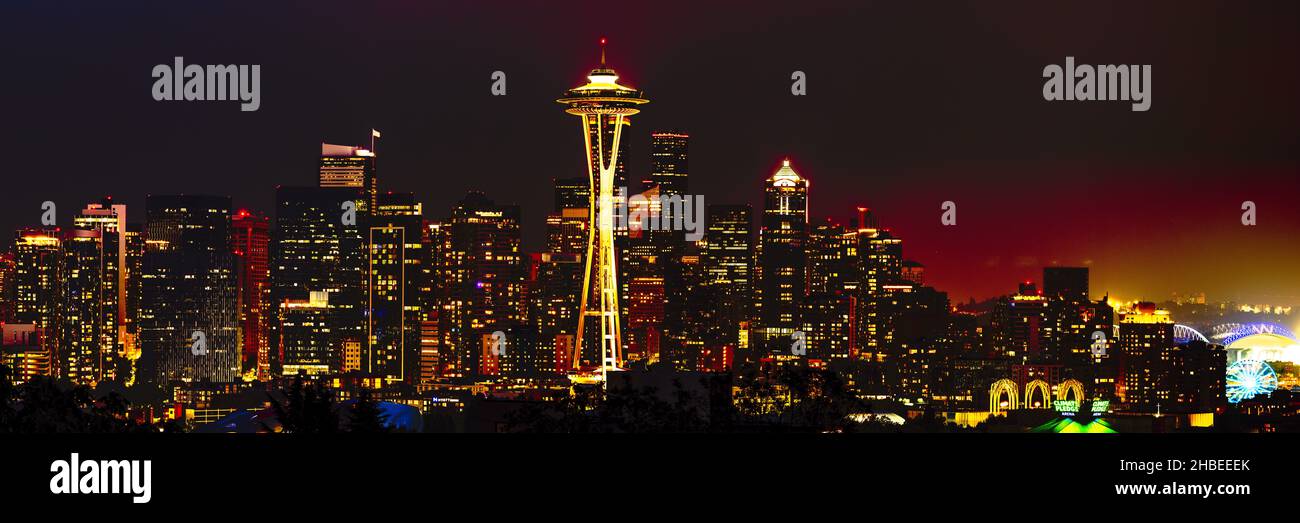 Seattle Night Panorama mit der Space Needle im Caenter und dem Waterfront Riesenrad rechts, Washington State, USA Stockfoto
