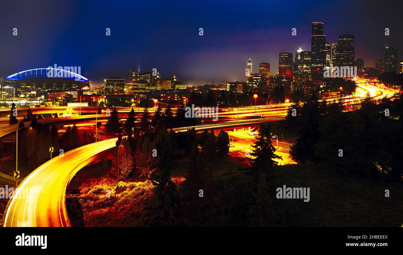 Innenstadt von Seattle bei Nacht mit Autobahnen durch, Washington, USA Stockfoto