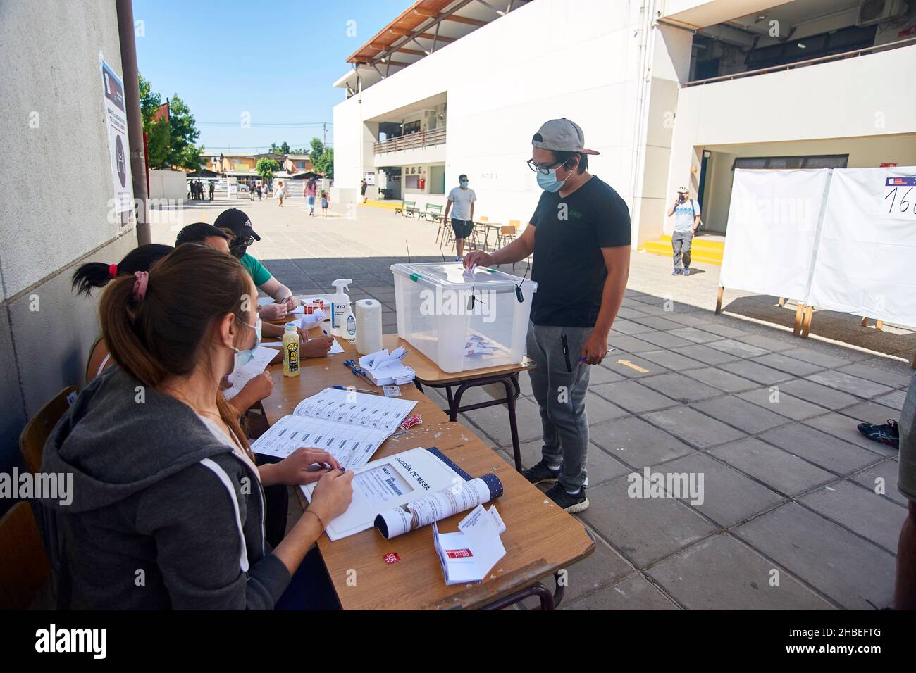 19. Dezember 2021, Santiago, Metropolregion, Chile: Präsidentschaftswahlen in Chile. In dieser zweiten Runde spielt Chile heute seine Zukunft. Chile, das am weitesten entwickelte Land Lateinamerikas, definiert heute seinen neuen Präsidenten Jose Antonio Kast, schlägt Anpassungen und Veränderungen vor, die den Weg der Entwicklung fortsetzen, aber in Frieden und Ordnung, und auf der anderen Seite schlägt der von der chilenischen kommunistischen Partei unterstützte linksextreme Kandidat Boric radikale Veränderungen vor. (Bild: © Francisco Arias/ZUMA Press Wire) Stockfoto