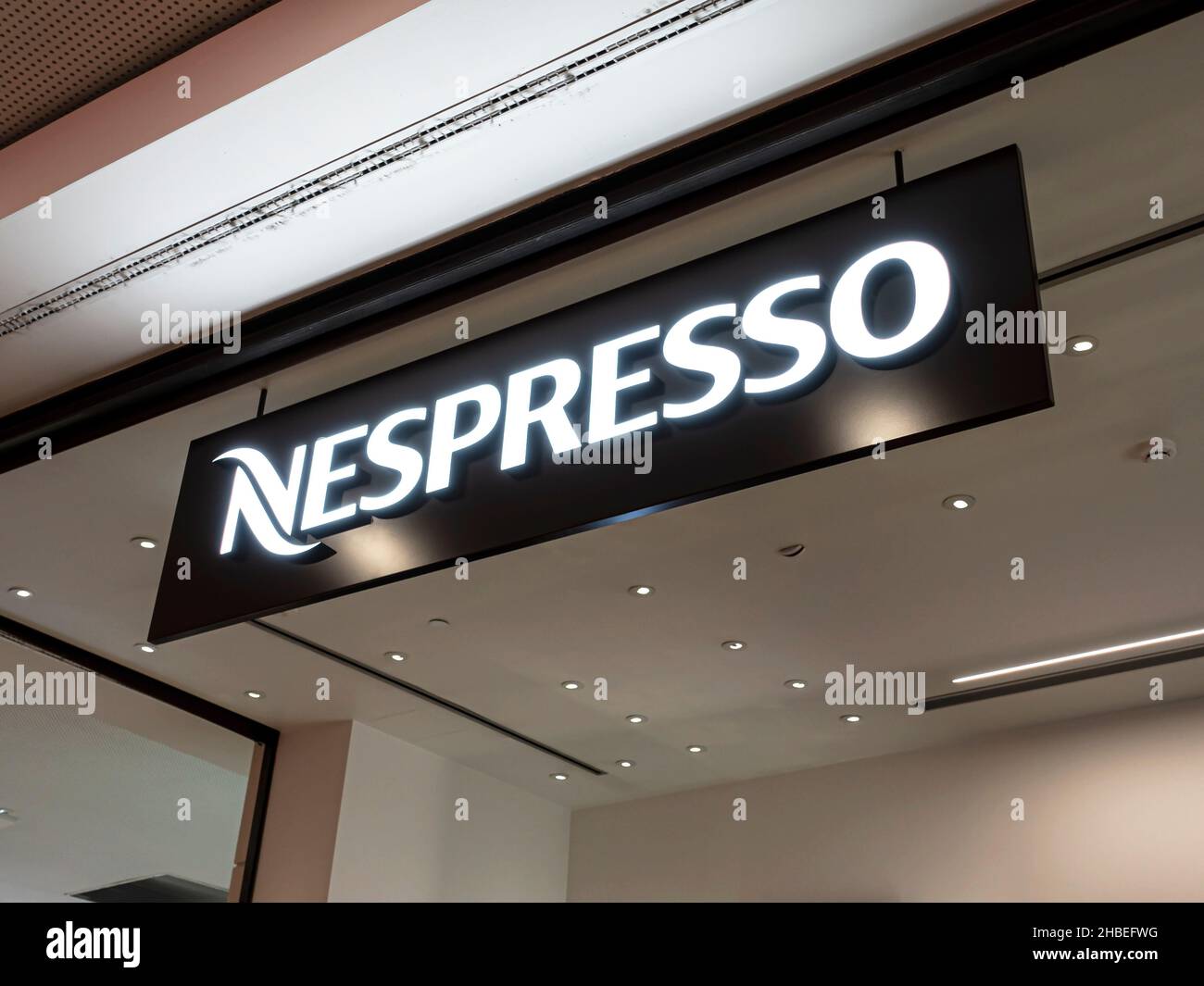 Funchal, Portugal - 23. Oktober 2021: Nespresso-Ladenschild. Nespresso ist eine operative Einheit der Nestlé-Gruppe mit Sitz in Lausanne, Schweiz. Stockfoto