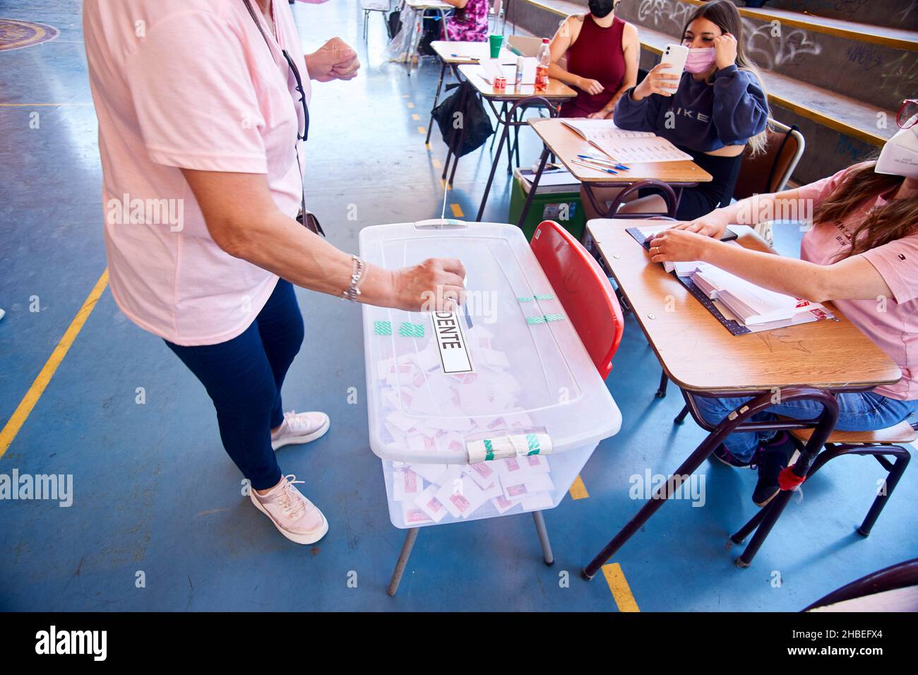 19. Dezember 2021, Santiago, Metropolregion, Chile: Präsidentschaftswahlen in Chile. In dieser zweiten Runde spielt Chile heute seine Zukunft. Chile, das am weitesten entwickelte Land Lateinamerikas, definiert heute seinen neuen Präsidenten Jose Antonio Kast, schlägt Anpassungen und Veränderungen vor, die den Weg der Entwicklung fortsetzen, aber in Frieden und Ordnung, und auf der anderen Seite schlägt der von der chilenischen kommunistischen Partei unterstützte linksextreme Kandidat Boric radikale Veränderungen vor. (Bild: © Francisco Arias/ZUMA Press Wire) Stockfoto