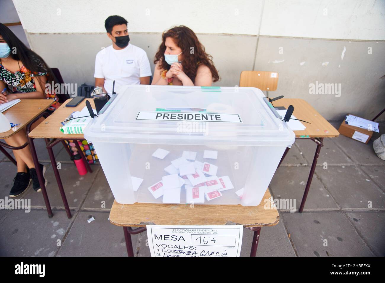 19. Dezember 2021, Santiago, Metropolregion, Chile: Präsidentschaftswahlen in Chile. In dieser zweiten Runde spielt Chile heute seine Zukunft. Chile, das am weitesten entwickelte Land Lateinamerikas, definiert heute seinen neuen Präsidenten Jose Antonio Kast, schlägt Anpassungen und Veränderungen vor, die den Weg der Entwicklung fortsetzen, aber in Frieden und Ordnung, und auf der anderen Seite schlägt der von der chilenischen kommunistischen Partei unterstützte linksextreme Kandidat Boric radikale Veränderungen vor. (Bild: © Francisco Arias/ZUMA Press Wire) Stockfoto
