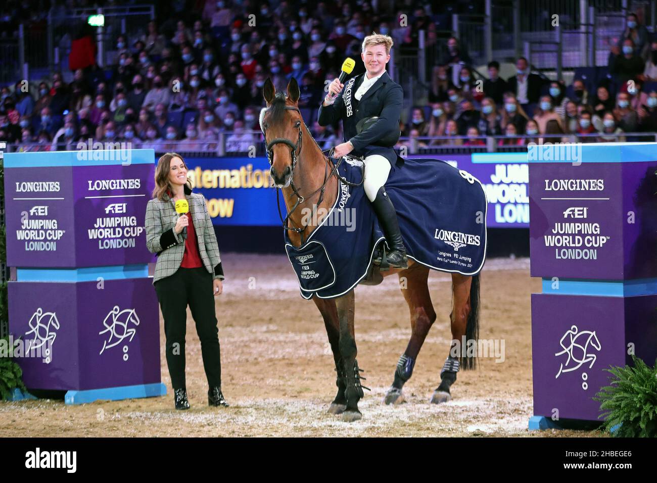 19th. Dezember 2021; Royal Docks, Newham, East London, England; Die London International Horse Show, Sonntag, 19th. Dezember: Der Longines FEI Jumping World Cup; Harry Charles gewinnt mit Stardust den Longines FEI Jumping World Cup Stockfoto