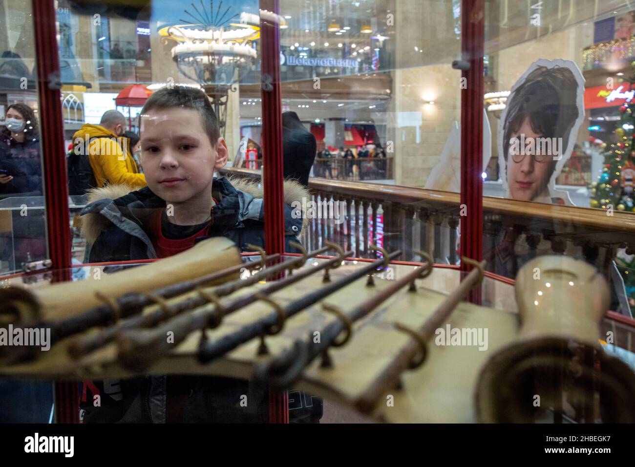 Moskau, Russland. 19th. Dezember 2021 Menschen besuchen den Harry Potter Pop-up-Shop im zentralen Kindergeschäft auf dem Lubyanka-Platz in Moskau; der Laden verkauft Spielzeug, Schreibwaren, Kleidung, Souvenirs, Süßigkeiten und andere Waren der Marke Harry Potter Stockfoto