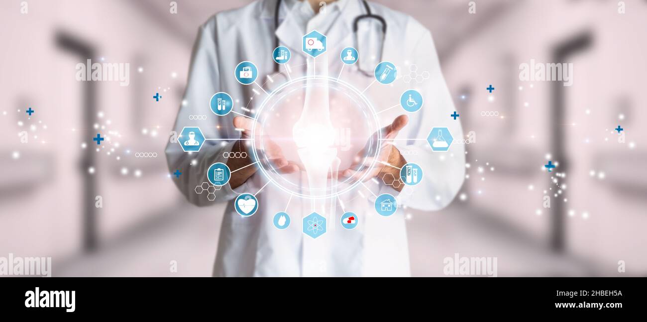 Rheumatologe Arzt hält einige Knochen im Konzept der Gesundheit des Bewegungsapparates Stockfoto