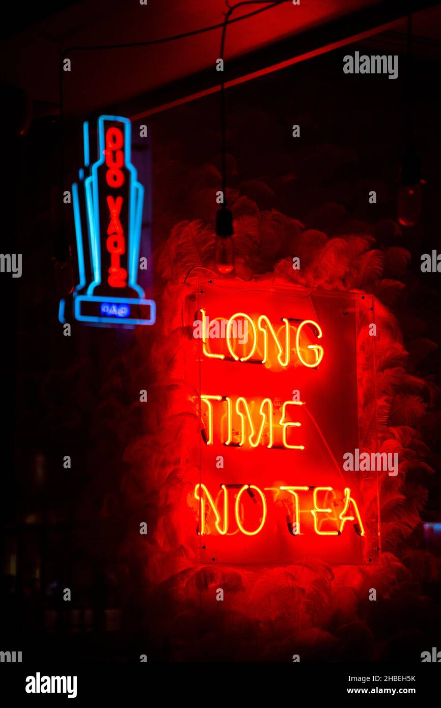 Neonschilder in Soho, Schild „Long Time No Tea“ im Persotea und Quo Vadis Restaurant, London, Großbritannien Stockfoto