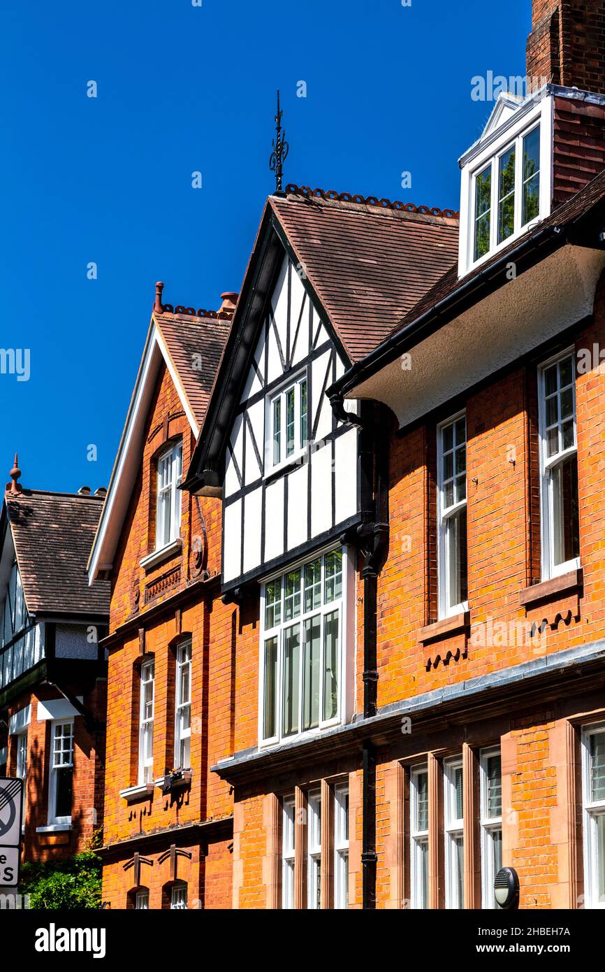 In Easy Molesey / Hampton Court befinden sich Häuser mit Giebeln entlang der Wolsey Road Stockfoto