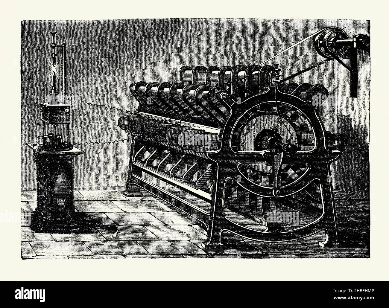 Eine alte Gravur einer Alliance Machine, ein magneto-elektrisches Gerät von 1870. Es stammt aus einem viktorianischen Buch der 1890s über Entdeckungen und Erfindungen während des 1800s. Hier erzeugen die Spulen und Magnete der Bandmaschine einen Lichtbogen. Der belgische Elektroingenieur Floris Nollet (1794–1853) wurde vor allem für die Erzeugung von Lichtbogenbeleuchtung bekannt und gründete zur Herstellung seiner Maschinen das britisch-französische Unternehmen Société de l'Alliance. Ein Magneto ist ein elektrischer Generator, der mit Permanentmagneten regelmäßige Impulse von Wechselstrom erzeugt. Stockfoto