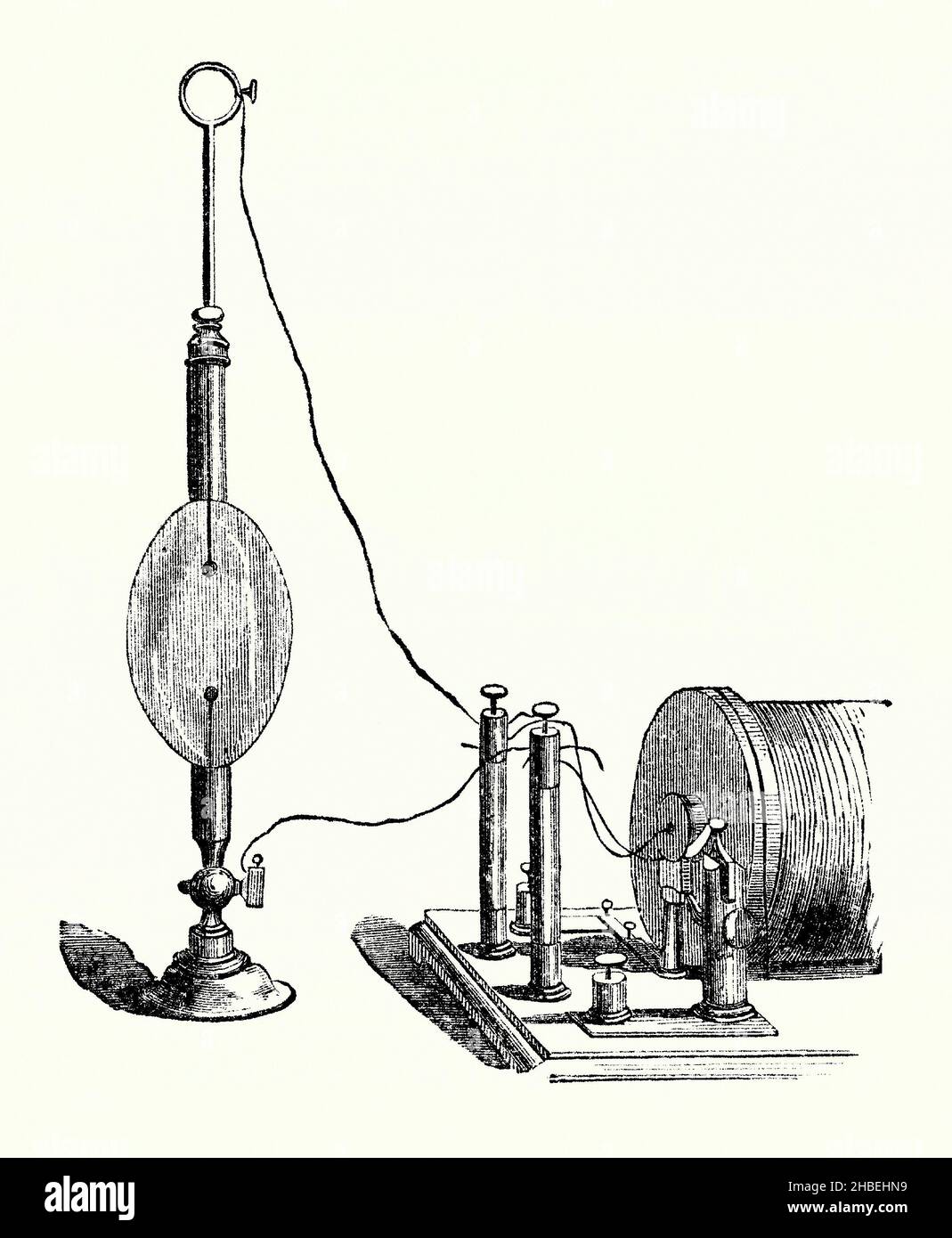 Eine alte Gravur einer Maschine zur Beobachtung der elektrischen Entladung in rarefied Luft in viktorianischen Zeiten. Es stammt aus einem Buch der 1890s über Entdeckungen und Erfindungen während der 1800s. Hier könnte der Ausfluss von einer Spule (rechts) in das Gefäß (rechts) glühende Heiligenstrahlen (hauptsächlich rot oder blau) und Lichtblitze von den Klemmen erzeugen. Die Phänomene, die mit der Ableitung von Elektrizität in verdünkten Gasen verbunden sind, wurden nach der Erfindung der Luftpumpe und der statischen elektrischen Maschine Mitte des 17th. Jahrhunderts beobachtet. Die bunten Displays wurden in der Regel auf chemische Veränderungen im Gas zurückgeführt. Stockfoto