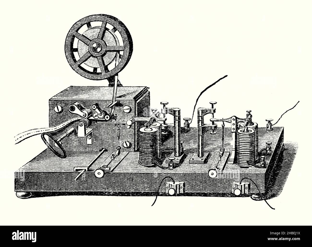 Ein alter Stich von Morse Recording Telegraph aus dem Jahr 1830s. Es stammt aus einem viktorianischen Buch der 1890s über Entdeckungen und Erfindungen während des 1800s. Der Amerikaner Samuel Morse (1791–1872) entwickelte und patentierte 1837 unabhängig voneinander einen elektrischen Telegrafen. Morses Assistent Alfred Vail entwickelte ein Instrument, das Register für die Aufzeichnung der empfangenen Nachrichten genannt wurde. Es prägte Punkte und Striche auf einem sich bewegenden Papierband mit einem Stift (Mitte links), der von einem Elektromagneten bedient wurde. Das Band wird von einer Spule durch einen Uhrwerksmotor (links) zugeführt. Stockfoto